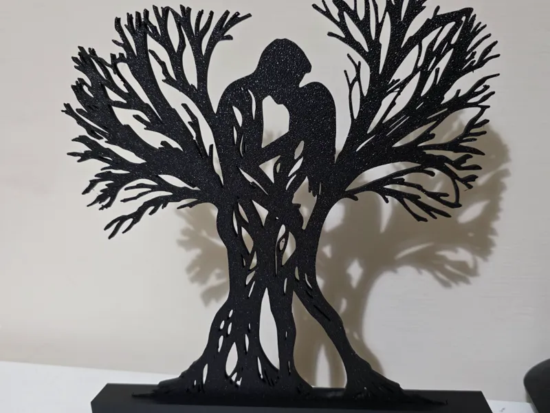 Silhouette di alberi con coppia romantica