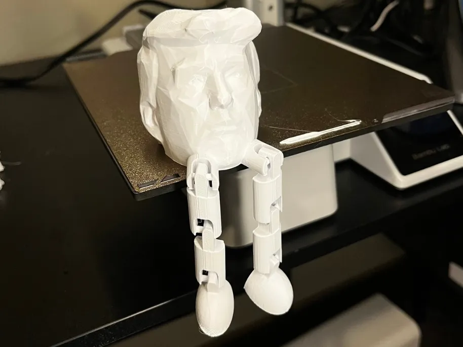 Figurine articulée à jambes dansantes
