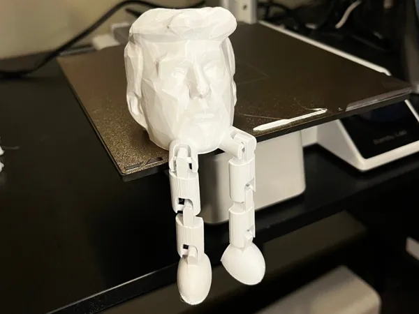 Figurine articulée à jambes dansantes