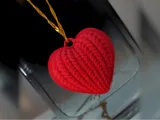 Ключодържател сърце с плетена текстура