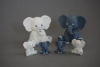 color and single color / big and small / on different plates