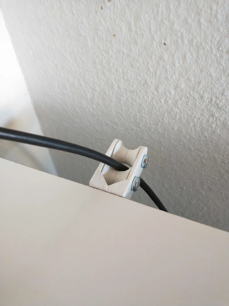Ball bearing wire guide