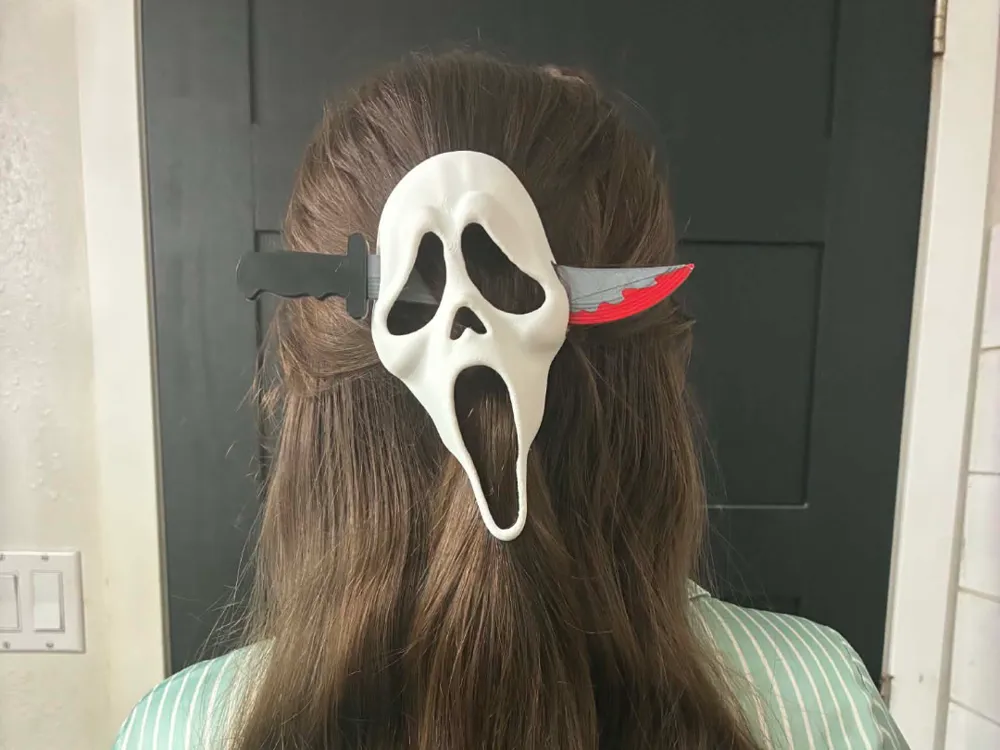 Adorno temático: Ghostface Hair Clip | Ghostface Hair Pin. Referencia del modelo original.