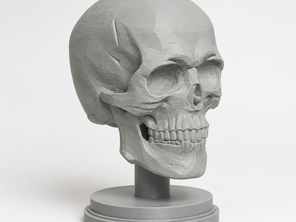 Totenkopf auf Standfuß