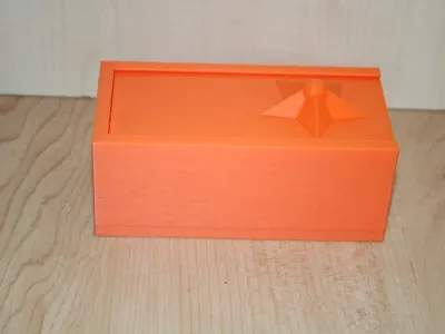 Sliding lid box