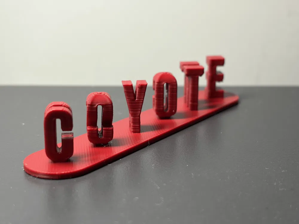 Letrero o emblema decorativo: Double-Sided *Parametric Text* Sign with 20 Fonts. Referencia del modelo original.