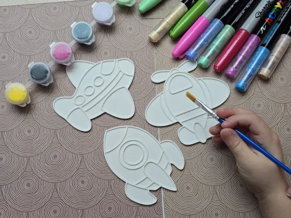 Set de coloriage avion et fusée à assembler