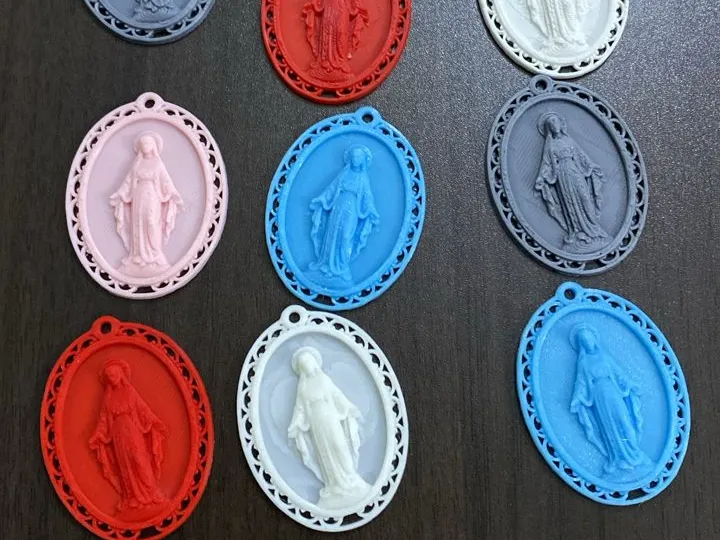 Dije o accesorio de collar: Medalla Dije de la Virgen milagrosa 4K. Referencia del modelo original.