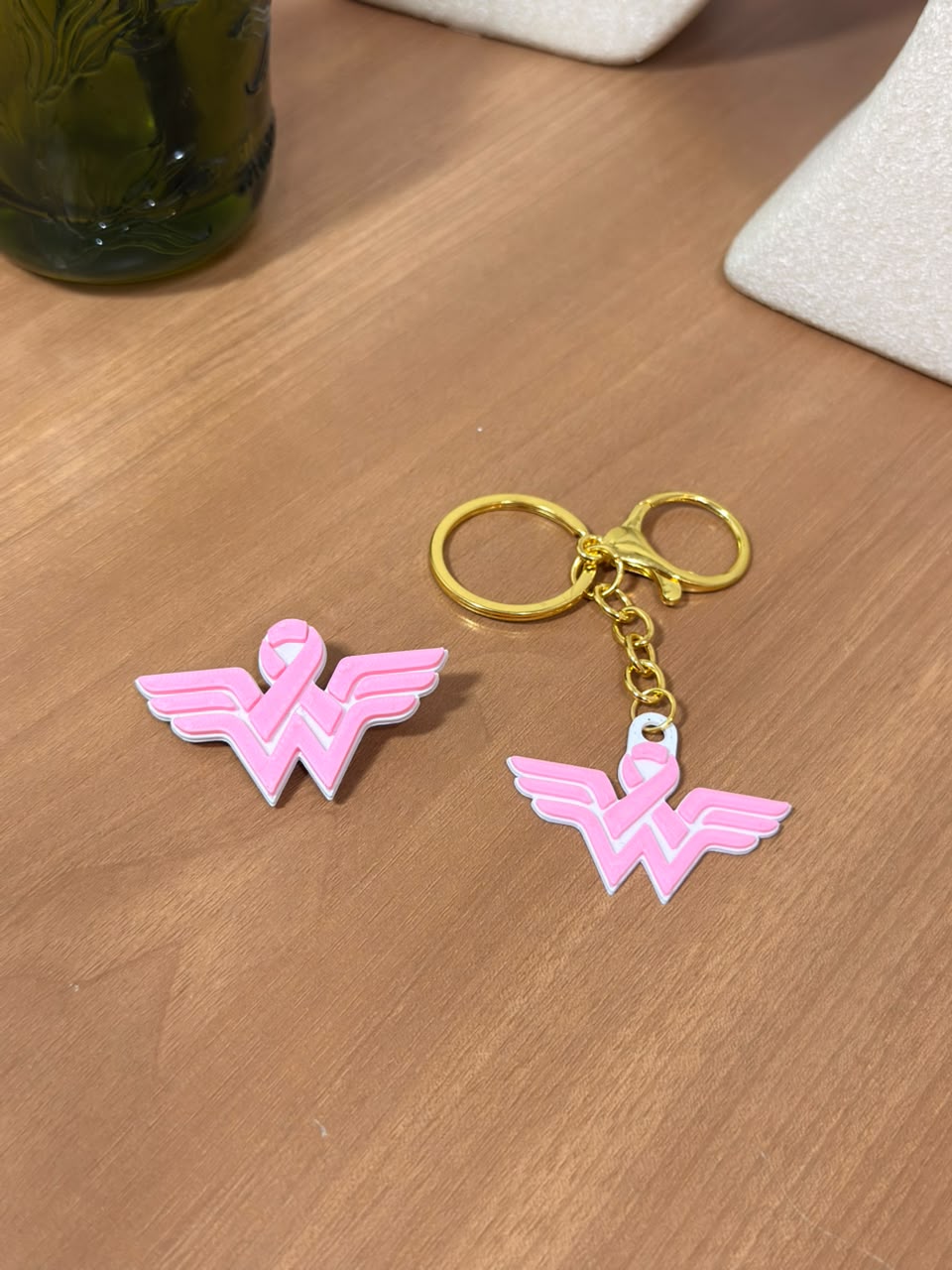 Outubro Rosa – Wonder Broche e Chaveiro - 1