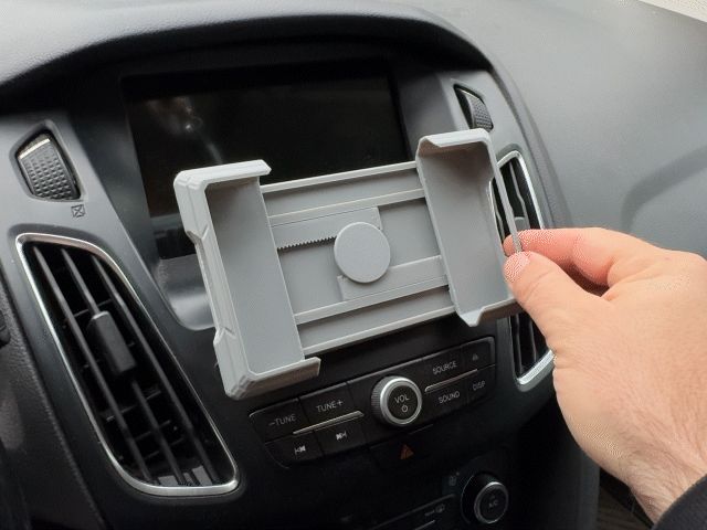 Car phone holder from CD drive (Ford Focus MK3)