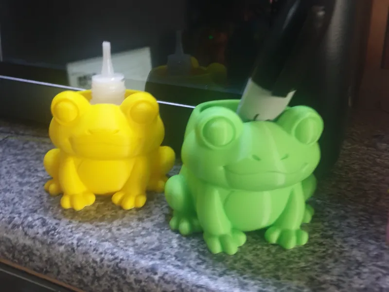 Hopper Hideout – Cute Frog Desk Pot