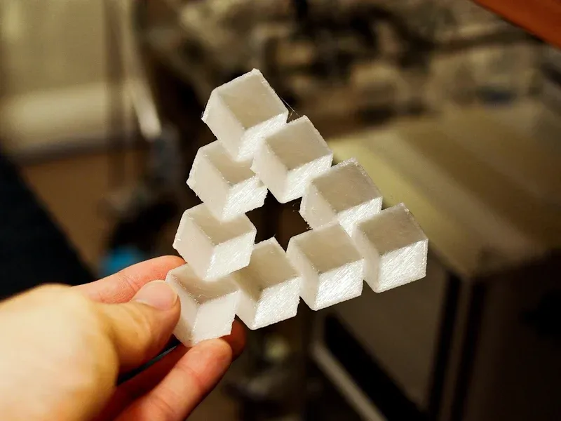 Illusion du triangle impossible