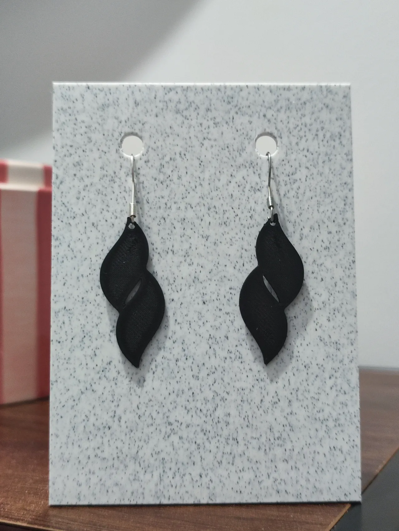 Aretes Llama Oscura view 2