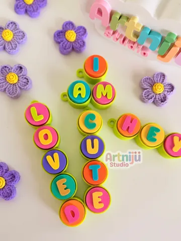Objeto manipulable: ROUND CIRCLE NAME LETTERS CLICKER BAG CHARM — vista de referencia 2