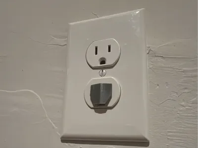 Outlet Plug – Low‑Profile & Simple Print (USA)