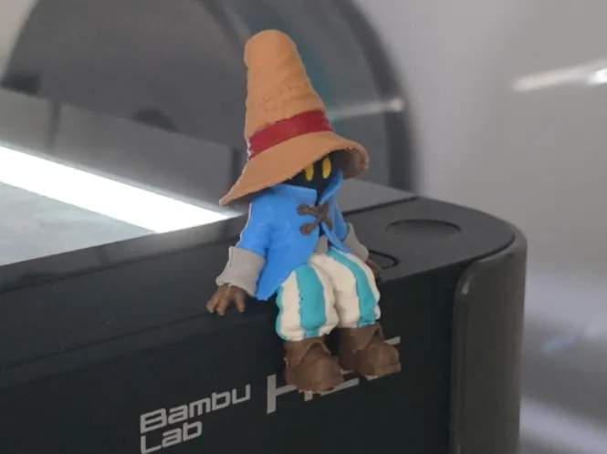 vivi sentado en la repisa compañero de monitor