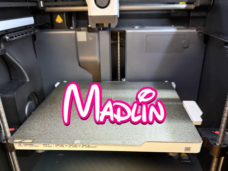 Madlin - Namensschild Cartoon-Stil