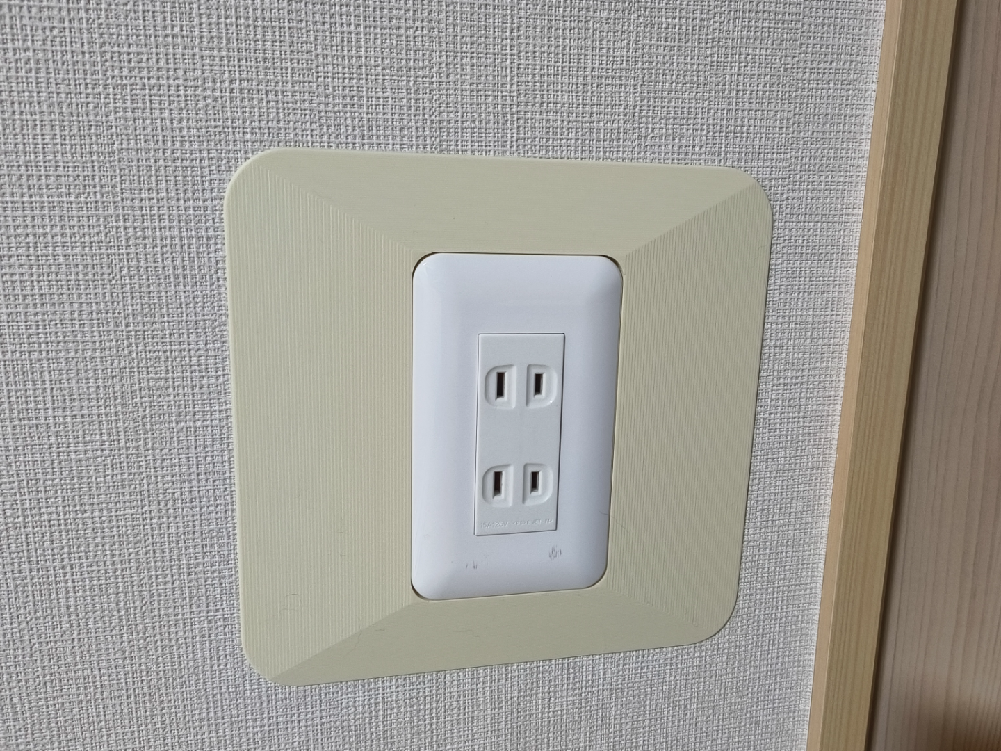 猫イタズラ防止コンセントカバー / Cat-Proof Outlet Cover