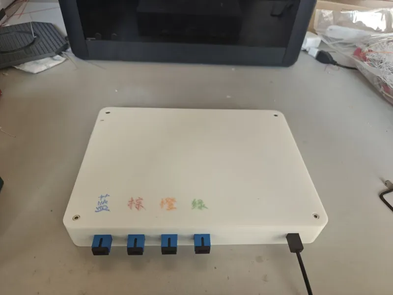 1进4出光纤桌面终端盒 (支持皮线冷接/SC/LC法兰)