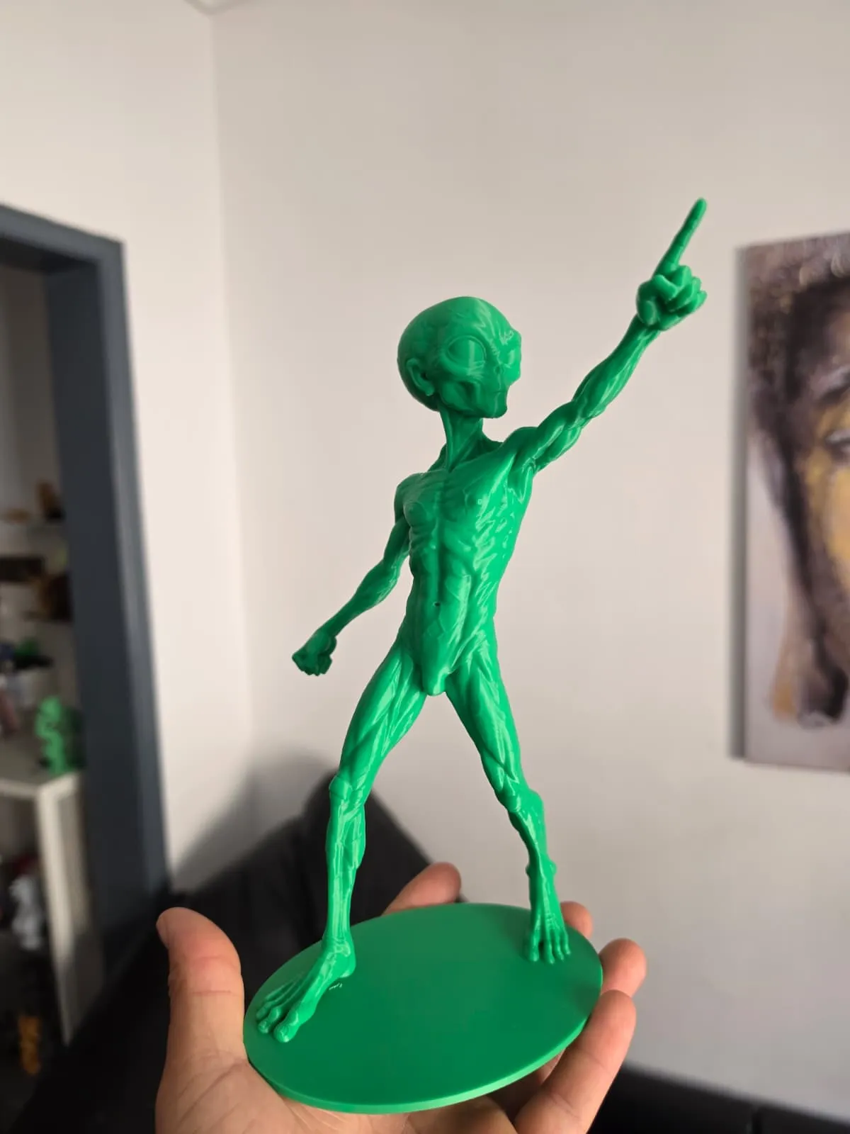 Estátua Alienígena Apontando view 4