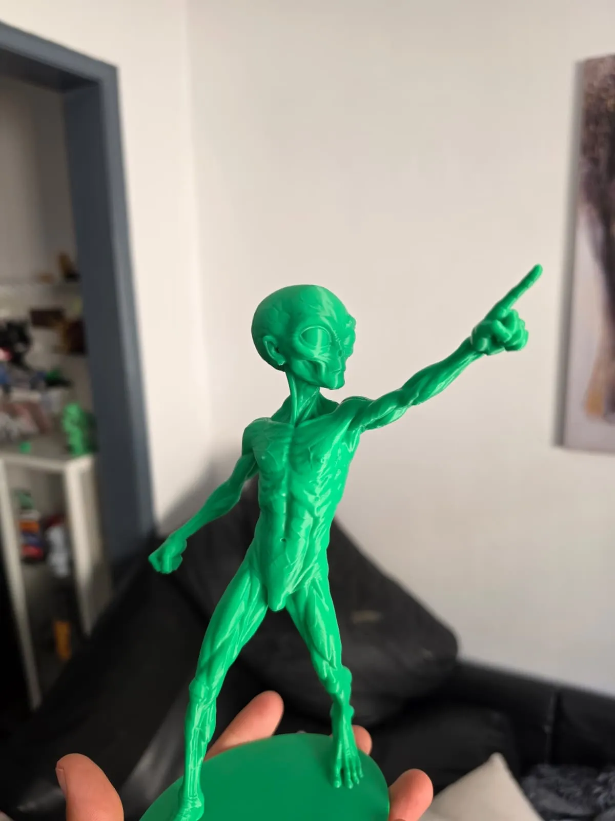 Estátua Alienígena Apontando view 3