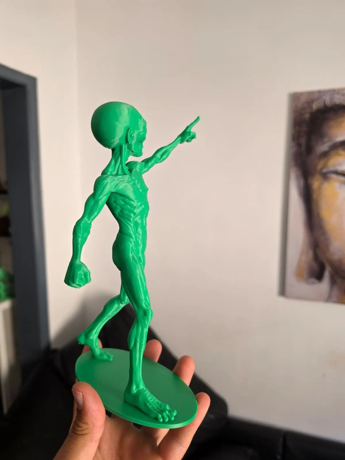 Estátua Alienígena Apontando view 2