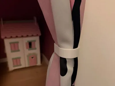 Curtain holder