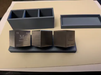 Box and stand for element cubes (1 inch)