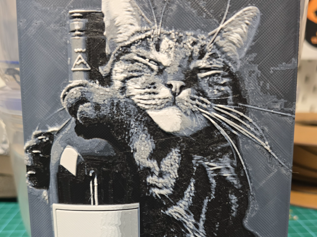 Katze mit Weinflasche - Hueforge
