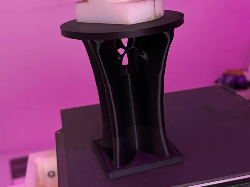 Kleiner topologieoptimierter Tisch 