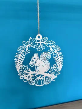 Dije o accesorio de collar: Autumn wreath with squirrel and acorns — vista de referencia 5