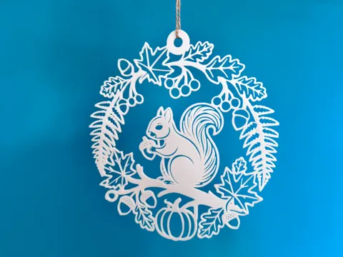 Dije o accesorio de collar: Autumn wreath with squirrel and acorns — referencia de MakerWorld