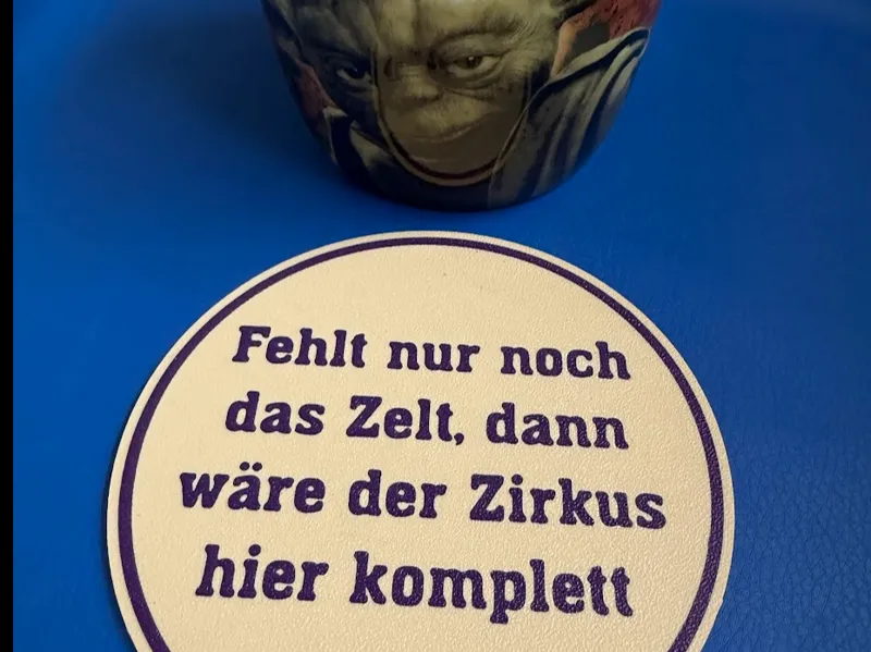 Tassenuntersetzer mit lustigen Kaffeespruc