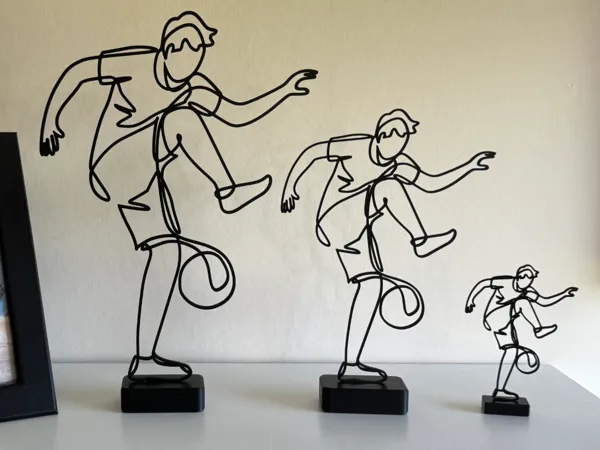 Sculpture line art footballeur