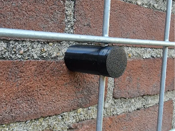 Wire fence spacer 