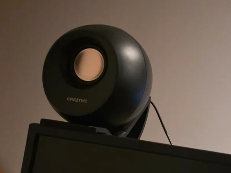 Creative Pebble V3 stand for LG Monitor