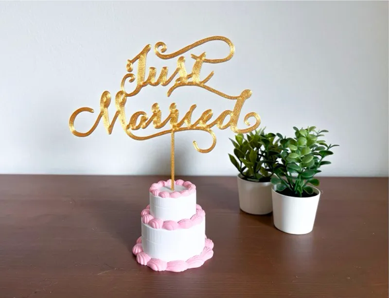 Just married gift box cake with thread