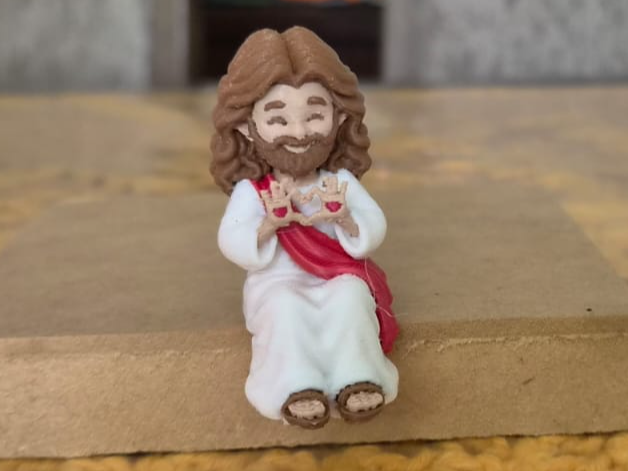 Mini Jesus Sentado Fazendo Coração com as Mãos 5cm - 1