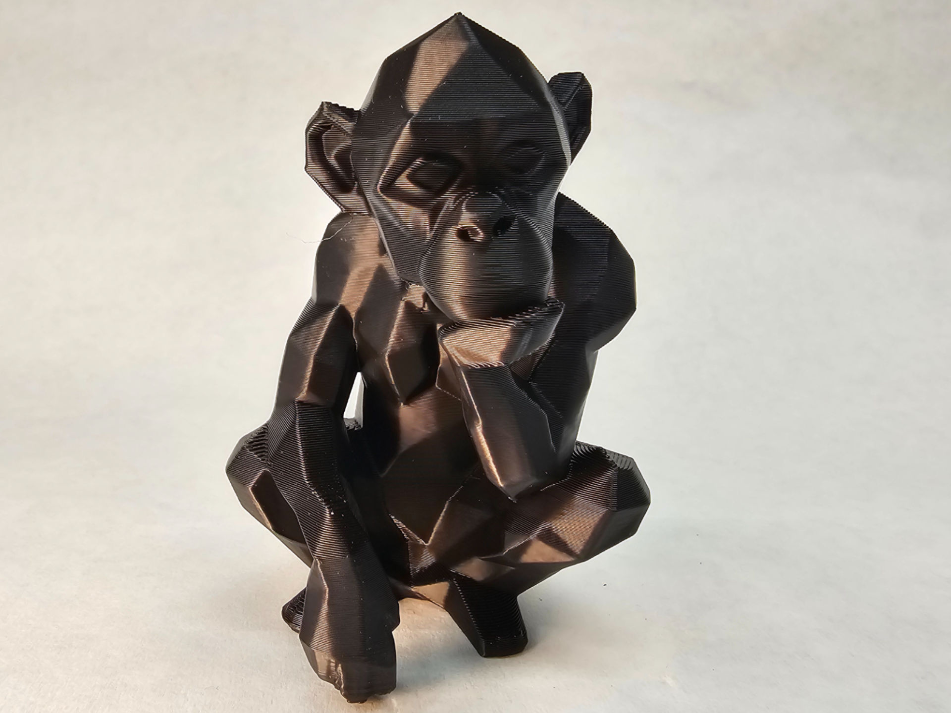 The Thinking Primate – Low Poly Affen-Statue 