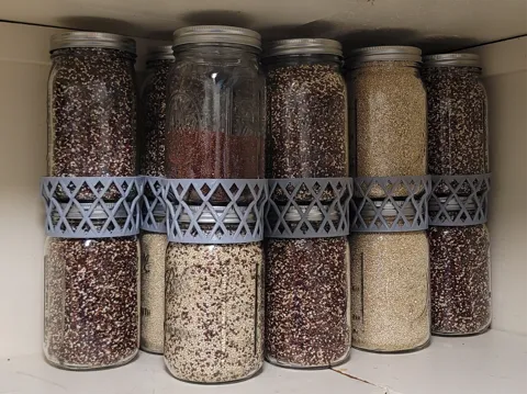 Estante o repisa: Wide Mouth Mason Jar Stacker for Space Efficiency — referencia de MakerWorld