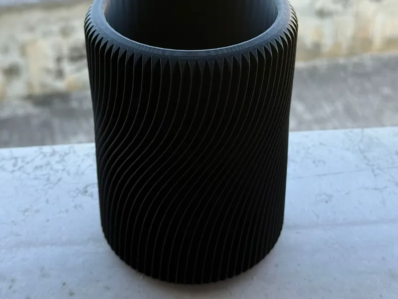 Vaso di design con motivo ondulato