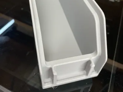 Akro style bin with hanging cleat