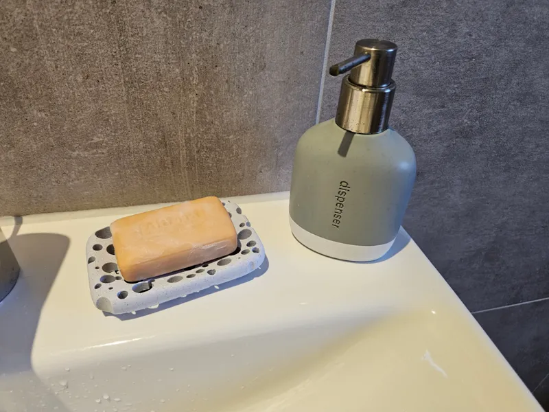 Bubble soap dish with drip tray