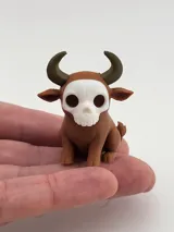 Миниатюрна фигурка на бик с череп