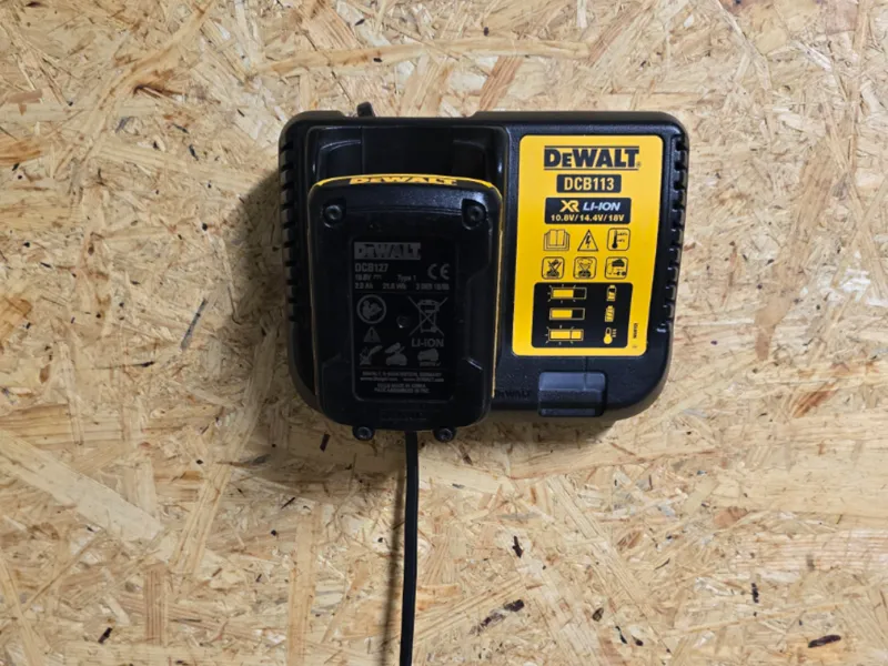 DeWalt Schnellladestation DCB113 Halterung