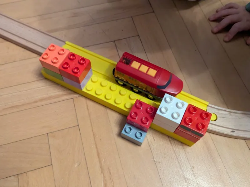 Holzeisenbahn zu "Duplo" artigen Klemmbausteinen