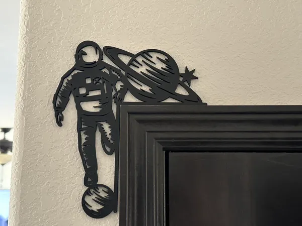 Protection de coin de porte astronaute