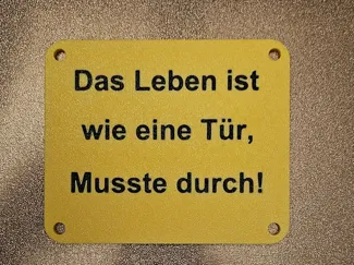 Schild mit lustigem Spruch