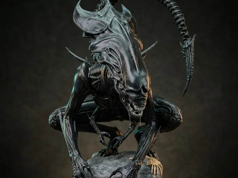 Xenomorph Queen protecting Egg