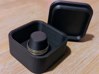 Stylish ringbox with invisible magnetic closure